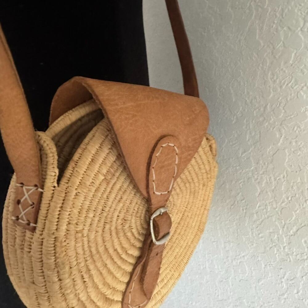VTG Handcrafted Round Straw Crossbody Bag Purse Rattan Leather Boho Woven - Picture 2 of 8